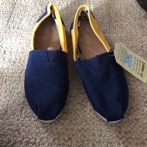 W 9.5 navy and gold Toms